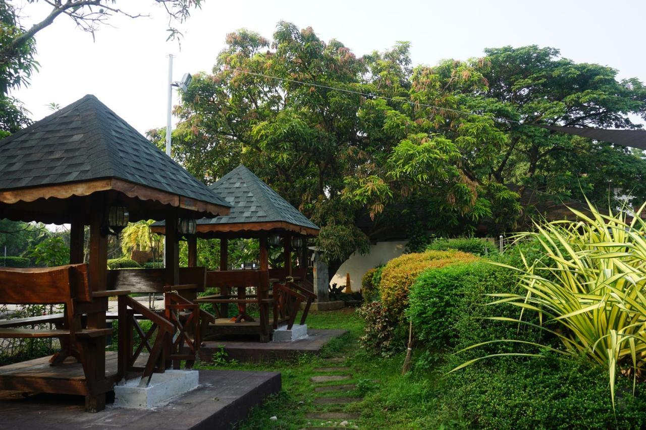 Floating Sanctuary Resort Powered By Cocotel Bulacan Exteriör bild