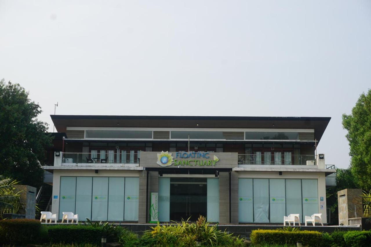 Floating Sanctuary Resort Powered By Cocotel Bulacan Exteriör bild