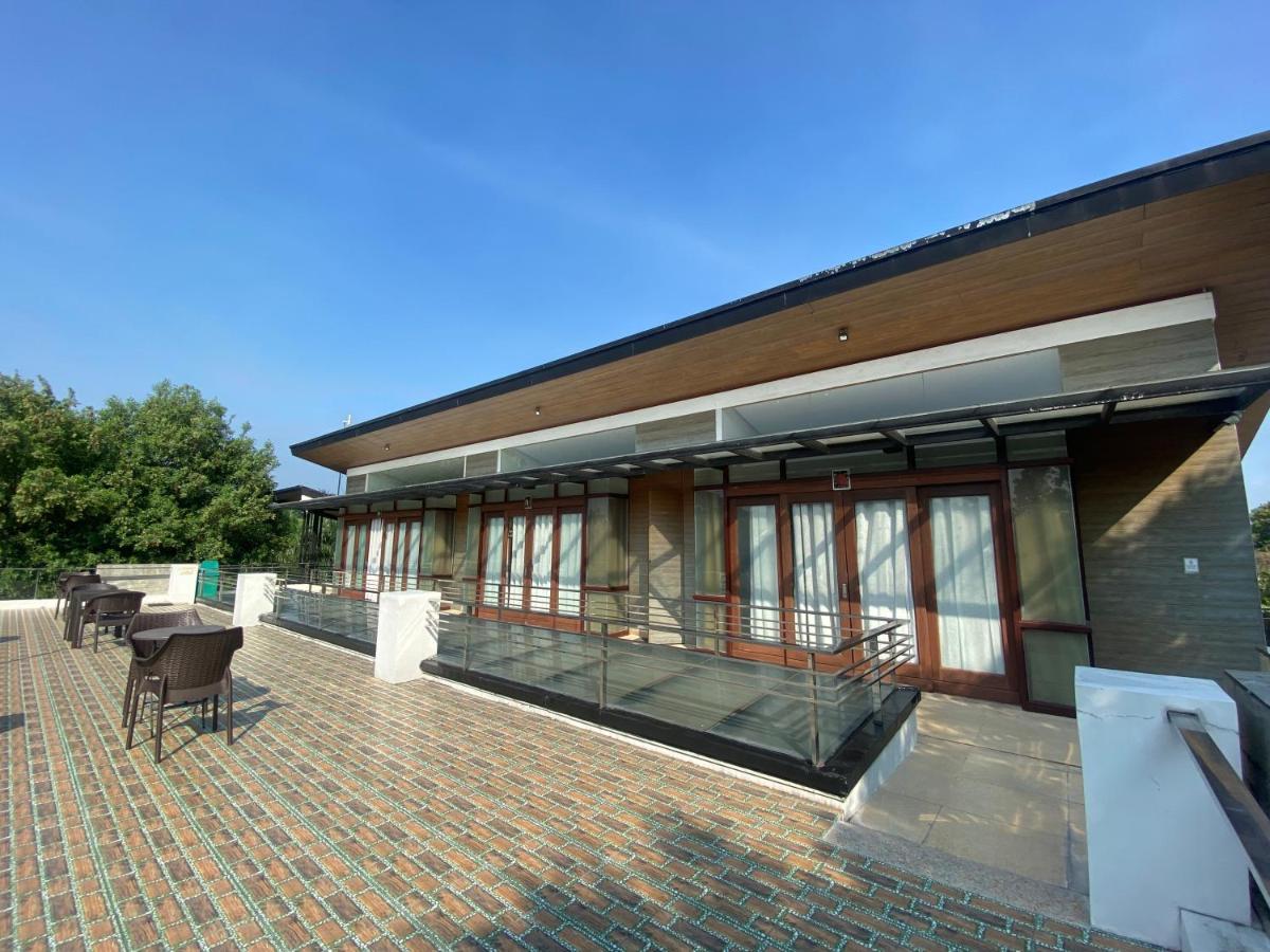 Floating Sanctuary Resort Powered By Cocotel Bulacan Exteriör bild